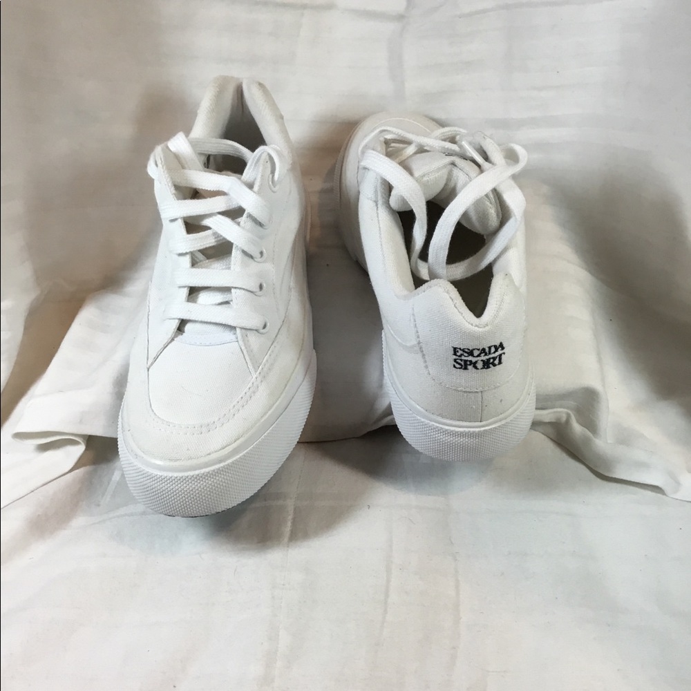 Woman’s tennis shoes